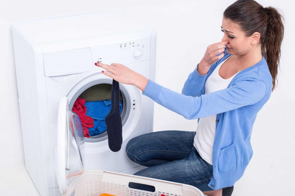 Почему белье плохо пахнет после стирки в стиральной машинке или вручную, как избавиться от запаха