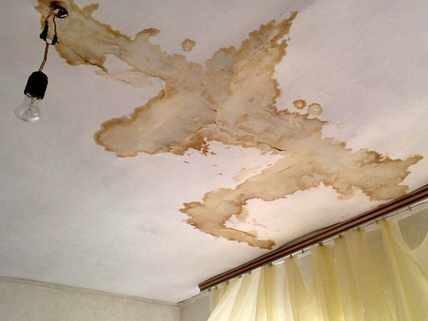 Желтые пятна на потолке: как убрать пятно на потолке после затопления