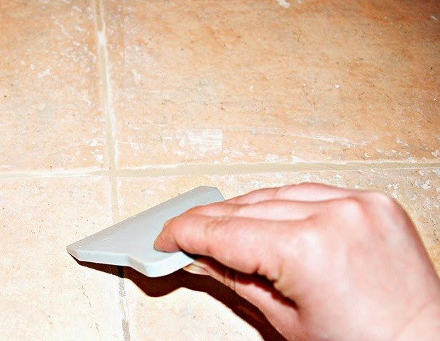 Чем отмыть плиточный клей с плитки: средства для удаления