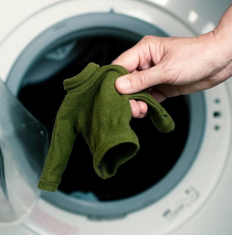 Как стирать шерстяной свитер вручную и в стиральной машинке, чтобы он не потерял форму