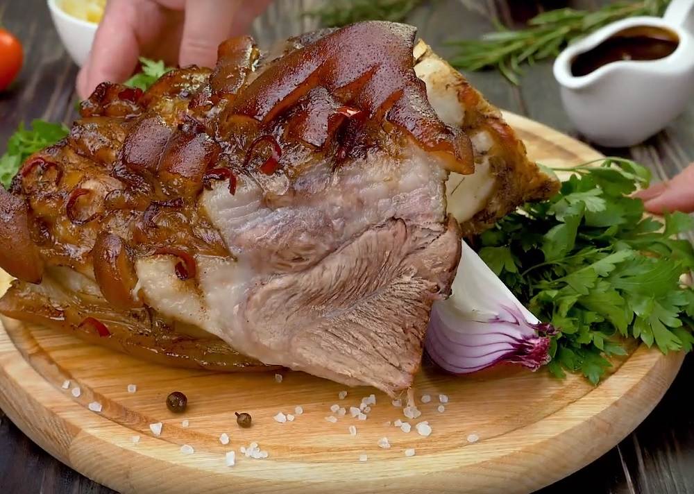 Как запечь свиную рульку в духовке в фольге: пошаговый рецепт