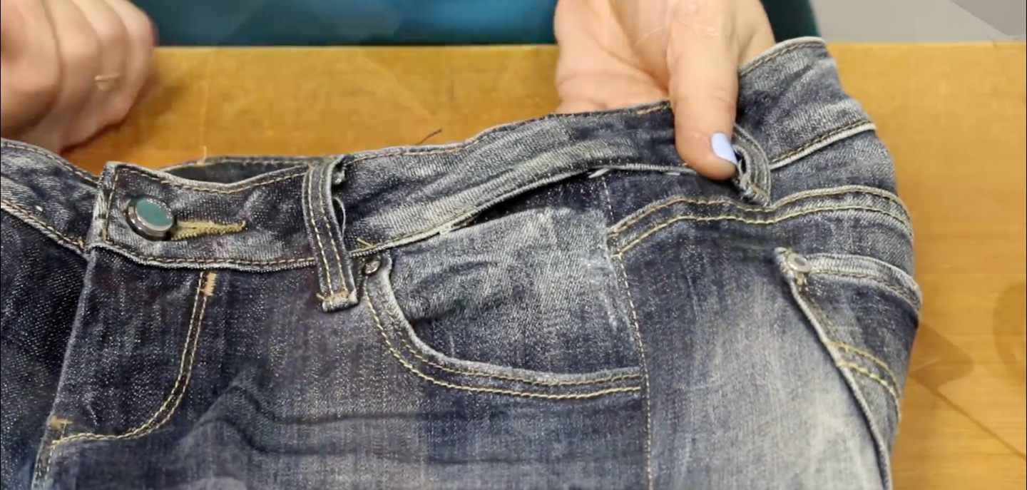 Вытягиваются коленки на джинсах, брюках: что делать