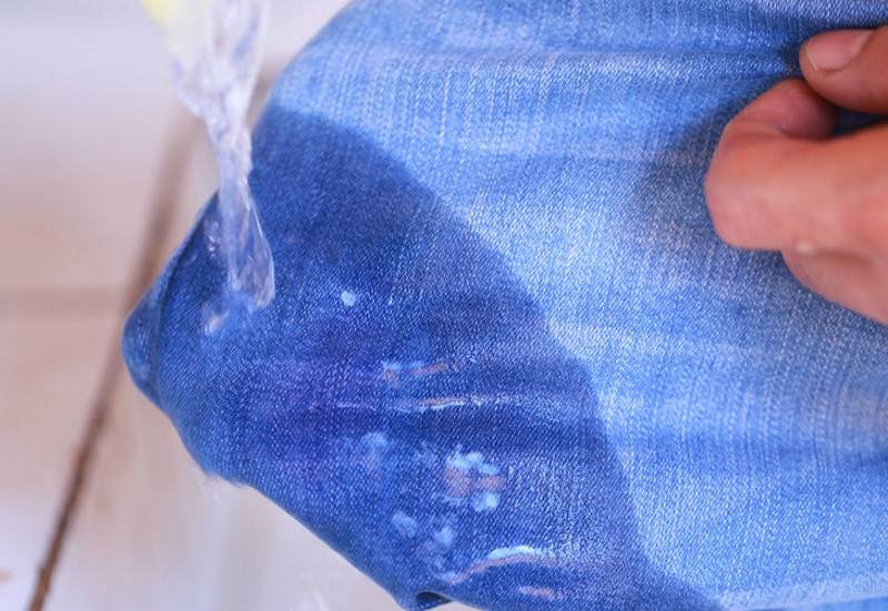 Эффективные рецепты, как убрать пятно от масла на джинсах
