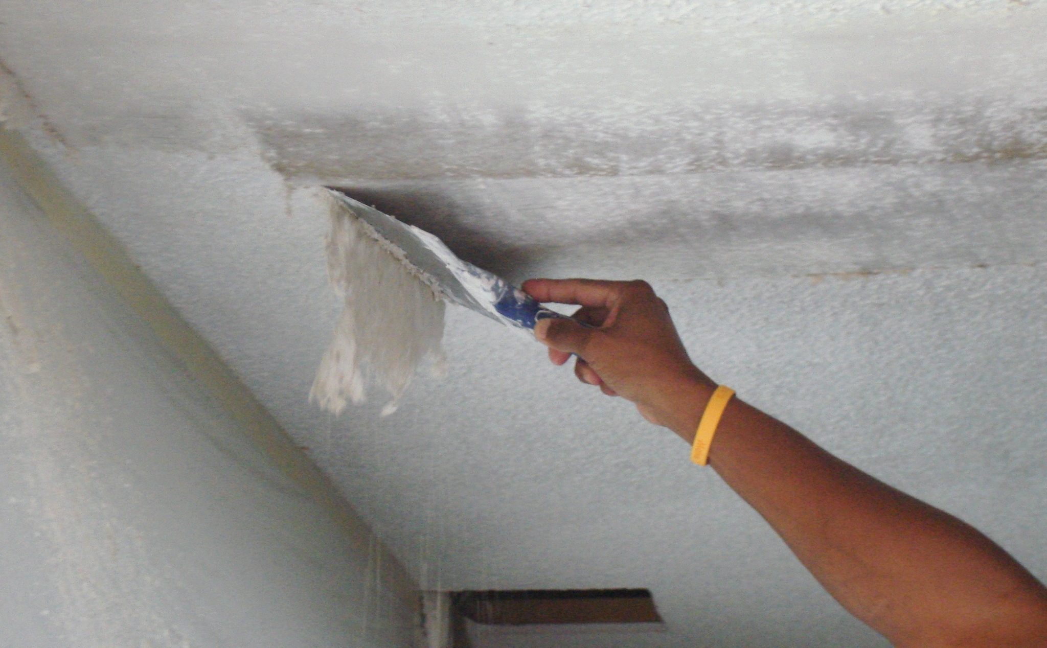 Как смыть с потолка водоэмульсионную краску: обзор вариантов