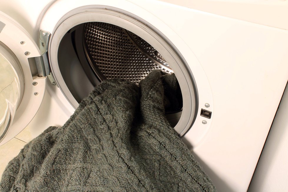 Как стирать шерстяное пальто в стиральной машине?