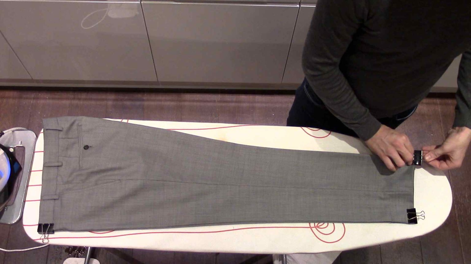 Как гладить брюки со стрелками: с марлей и без марли, инструкция с видео
