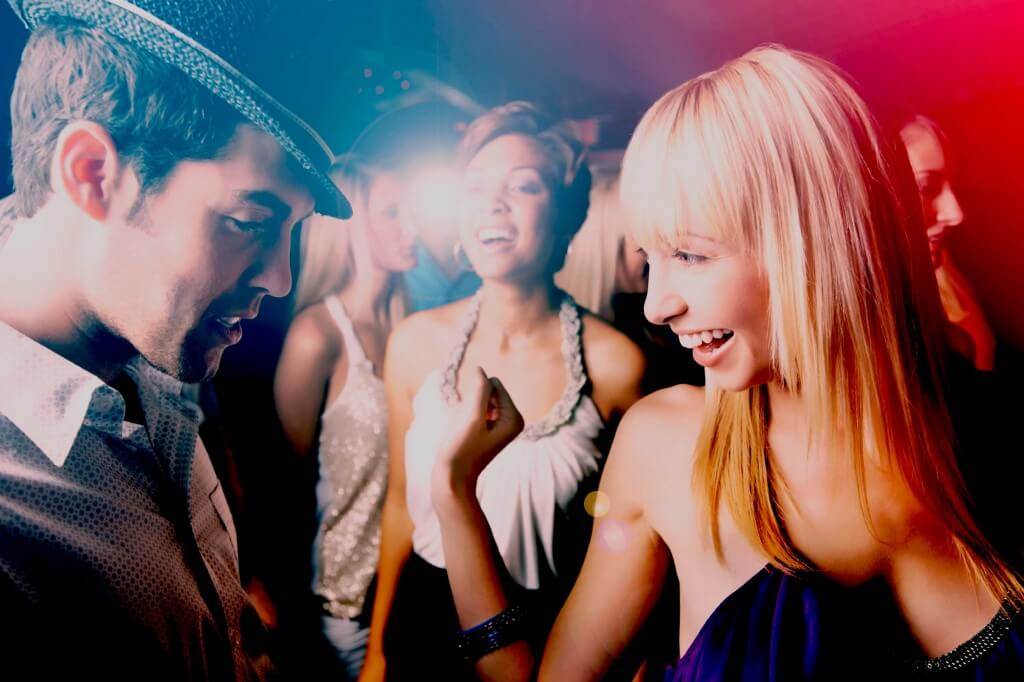 Как правильно танцевать под клубную музыку на дискотеке