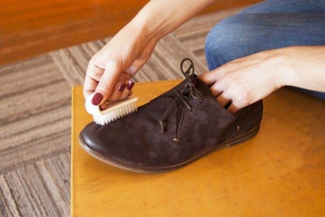 Чем и как удалить жирное пятно с замшевой обуви в домашних условиях?