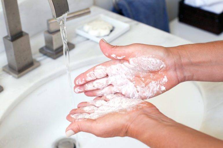 Как отмыть марганцовку с рук и отстирать с одежды