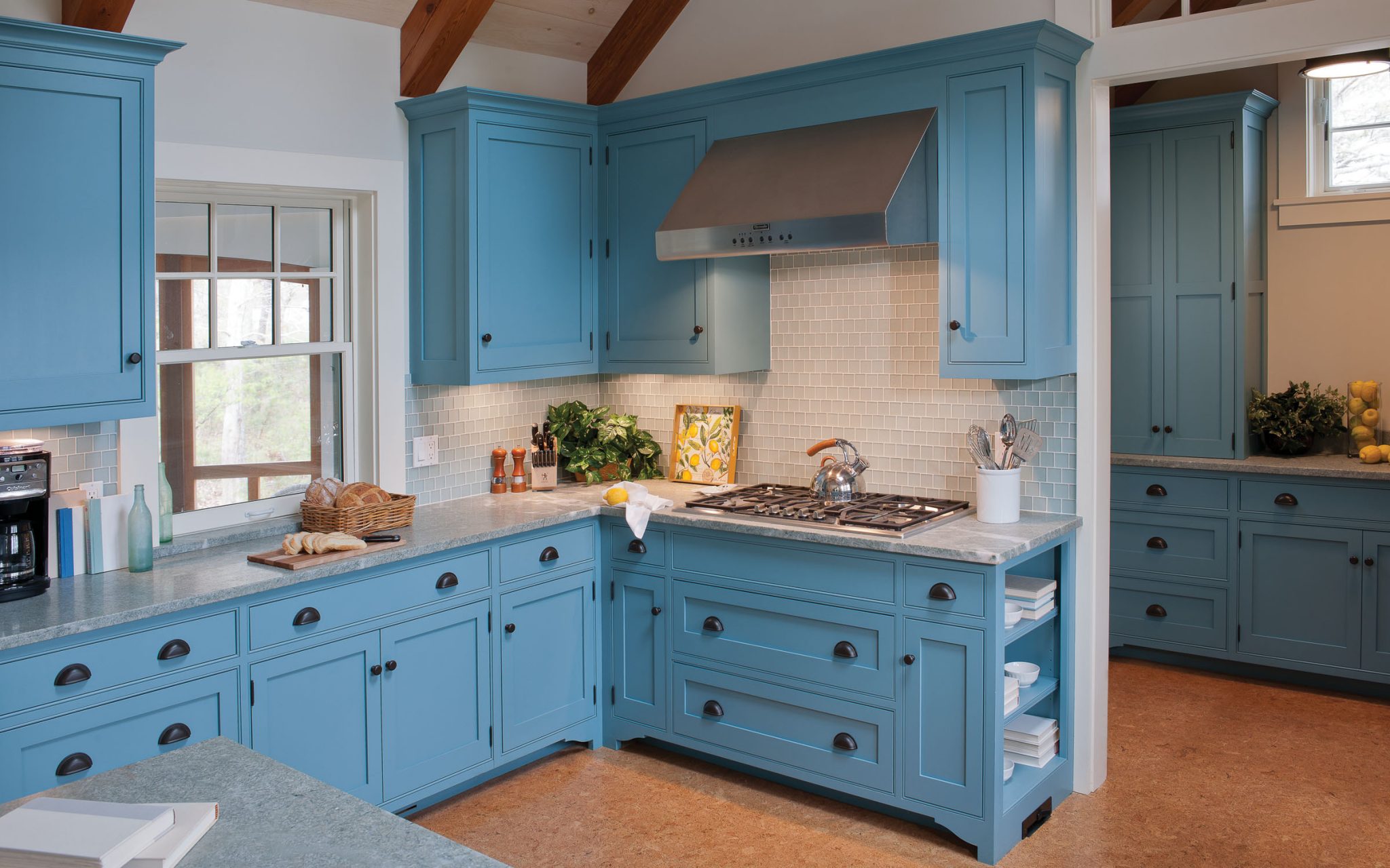 Дизайн кухни в голубых тонах: интерьер с серым, белым, коричневым и бежевым цветами