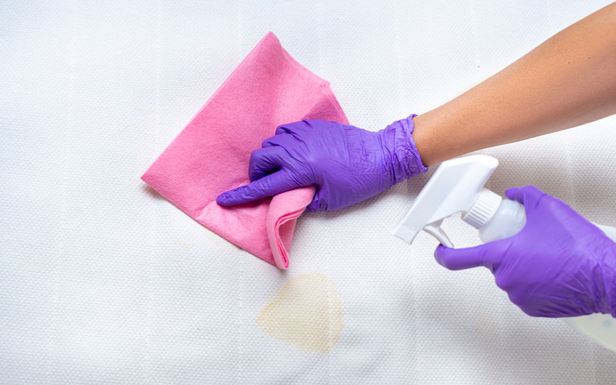 Как почистить матрас в домашних условиях: как мыть и чистить своими руками