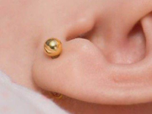 Как снять пирсинг с носа: вытащить из носа сережку гвоздик или кольцо