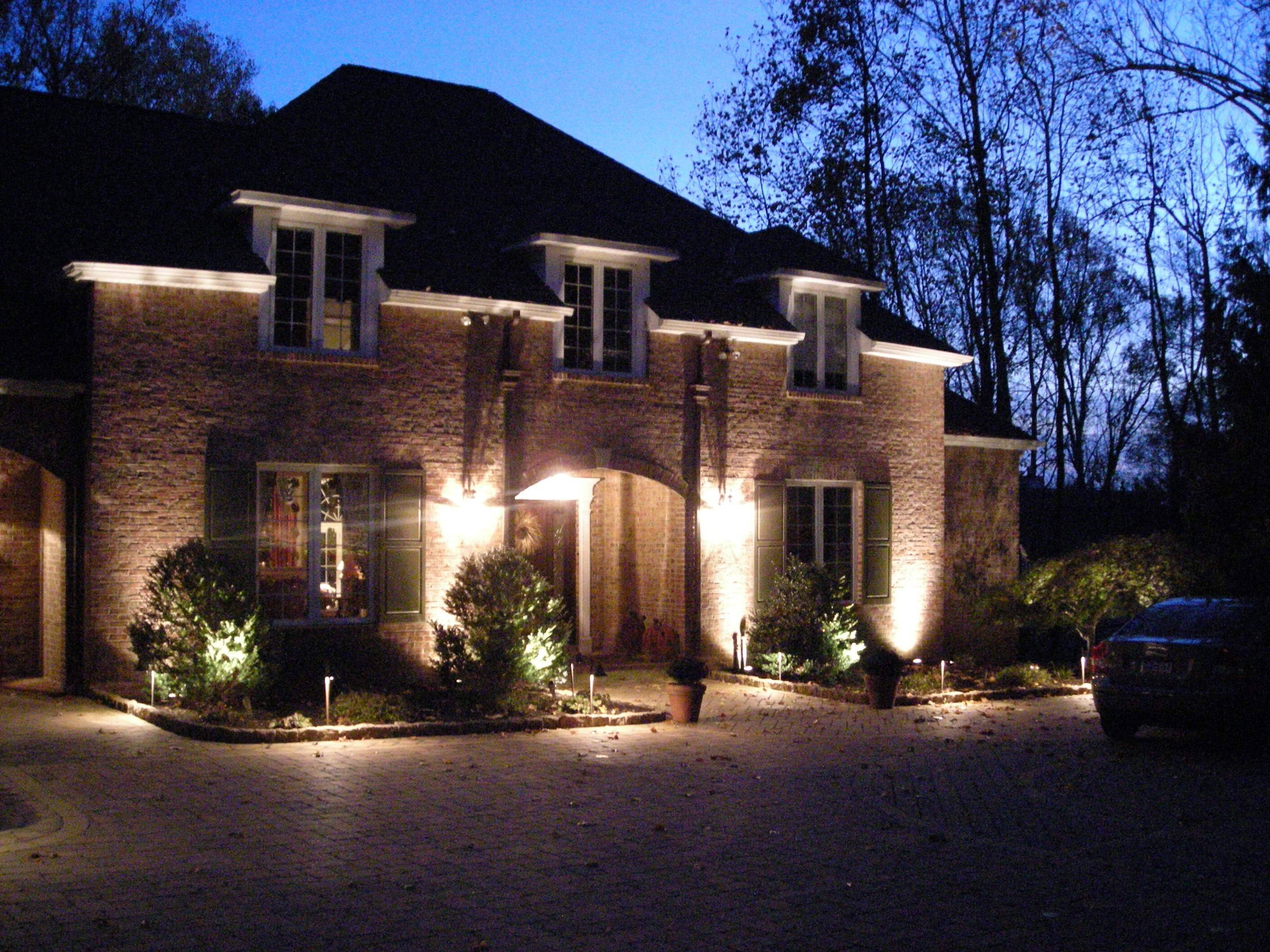 Организация наружной подсветки загородного дома: выбор светильников для фасада