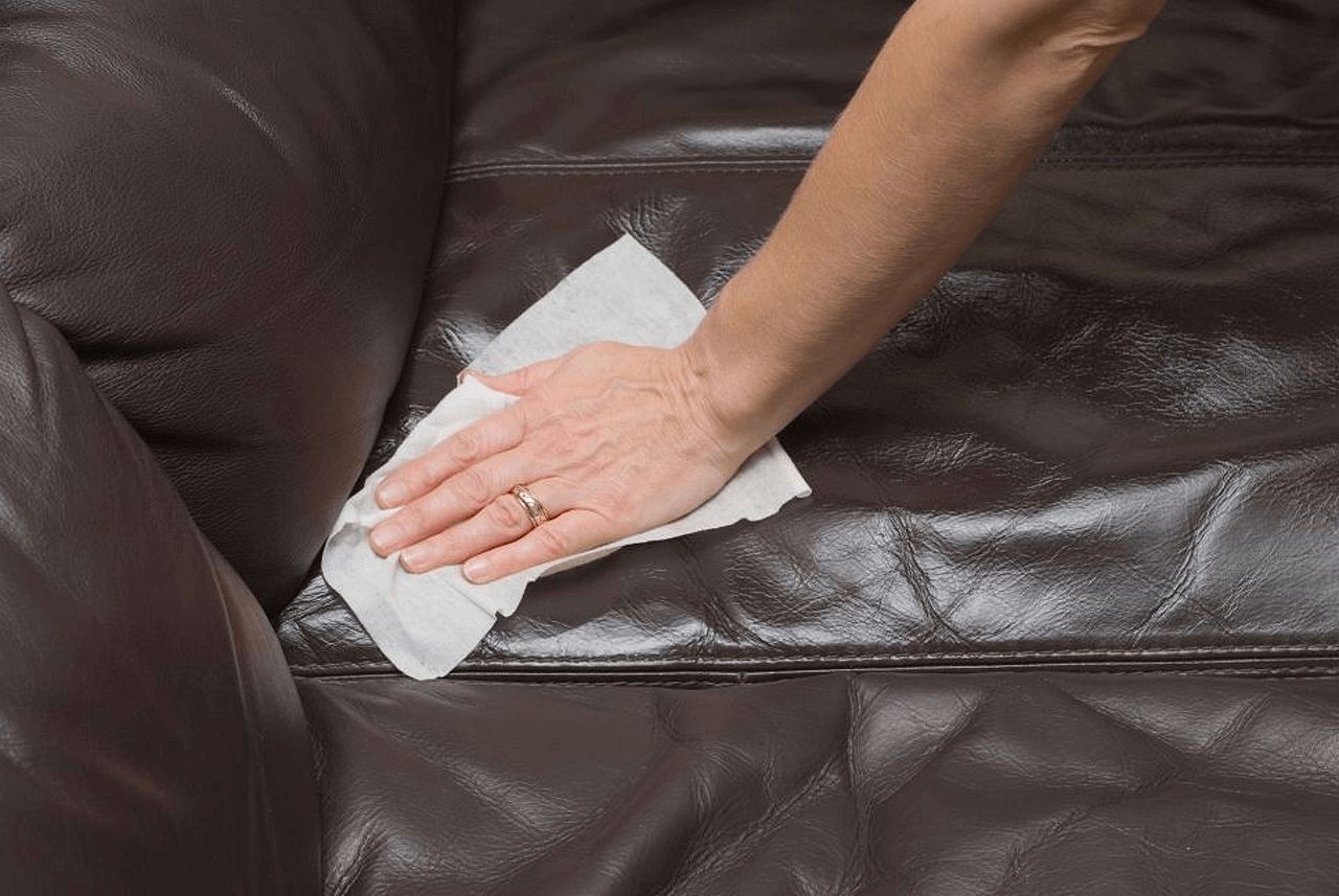 Как легко отмыть кровь с дивана (с ткани, кожи и кожзама)