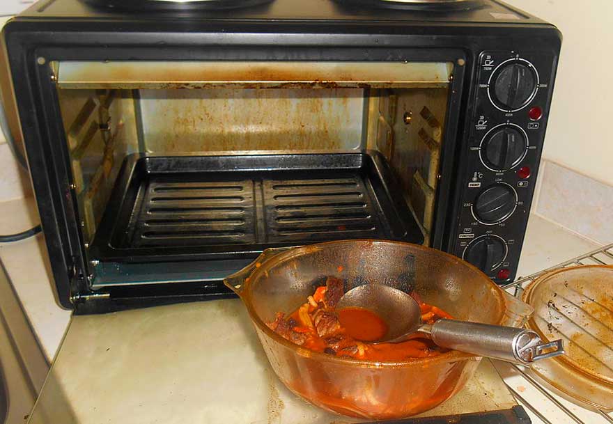 Как отмыть духовку от старого пригоревшего жира - 5 способов