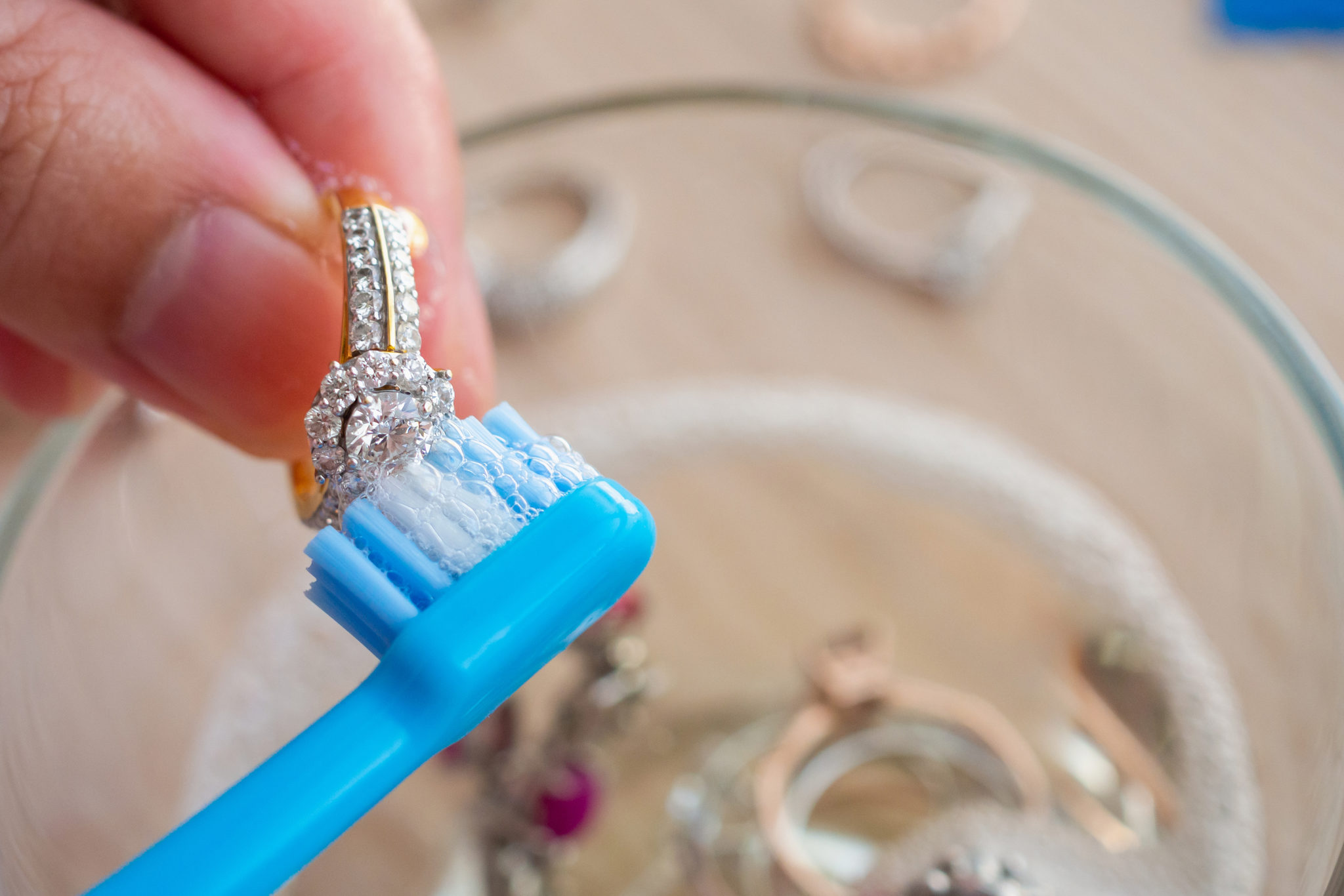Лучшие способы: как почистить белое золото с бриллиантами в домашних условиях?
