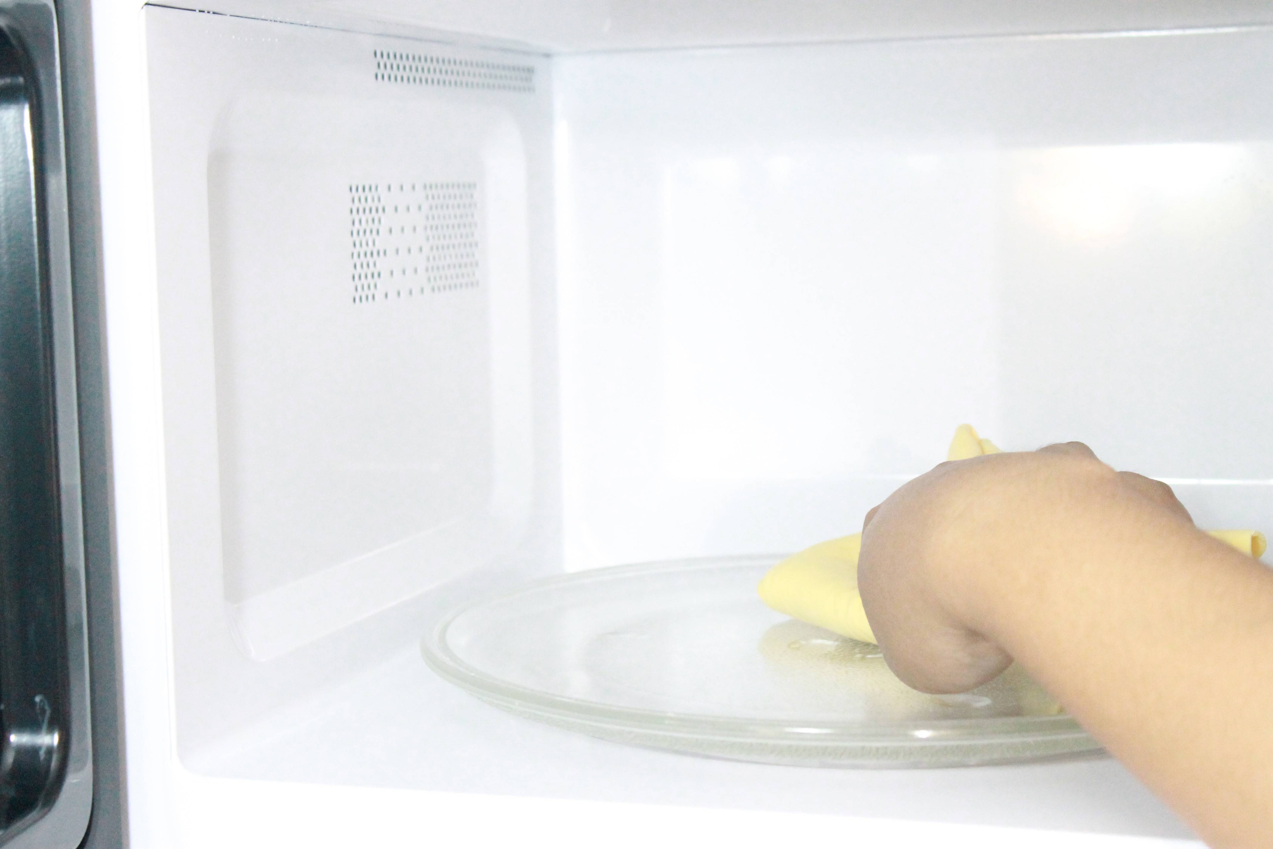 Как почистить микроволновку от жира лимоном, домашними средствами и покупной химией?
