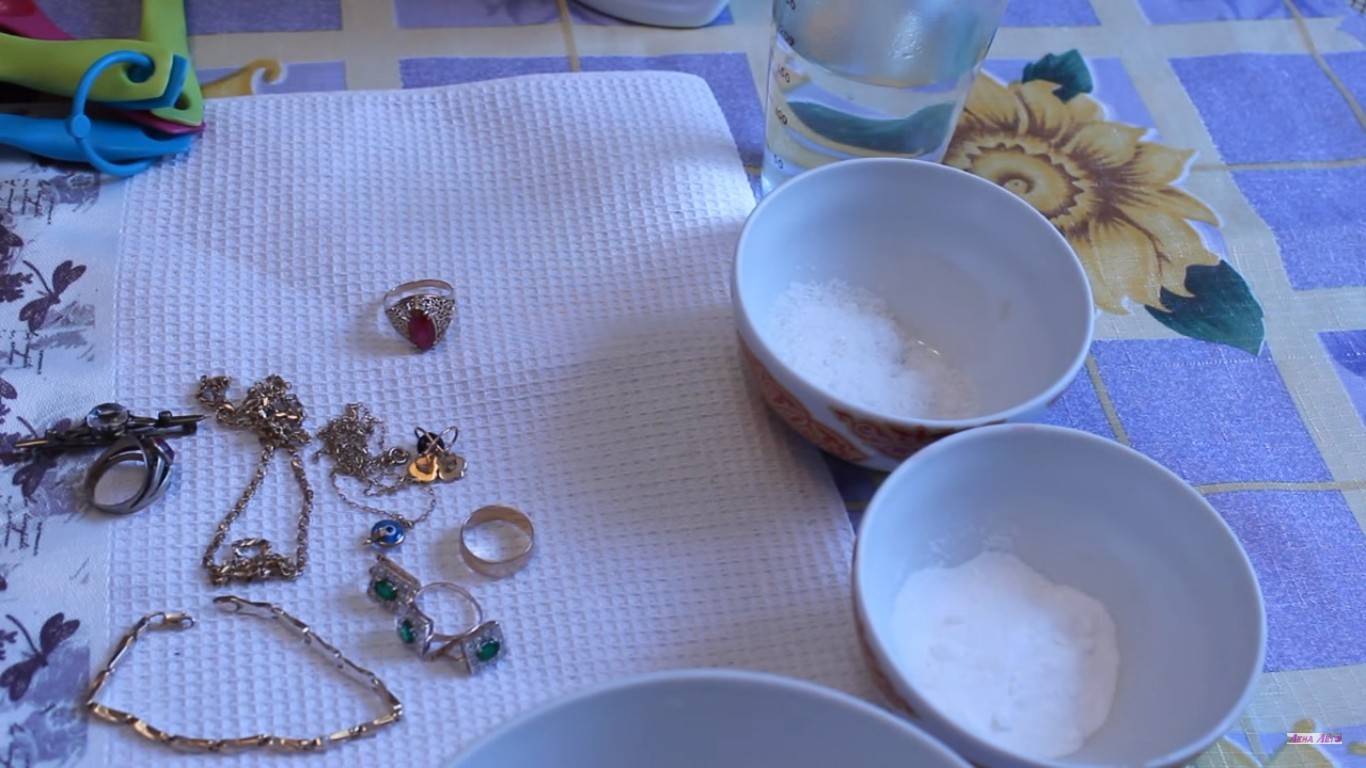 Как почистить бижутерию под золото, серебро или с камешками