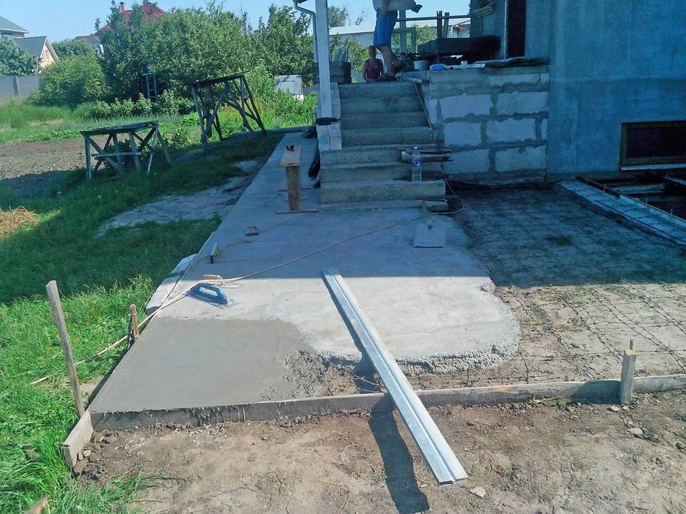 Как залить площадку бетоном своими руками: подготовка, процесс работы и полезные советы | блог о бетоне