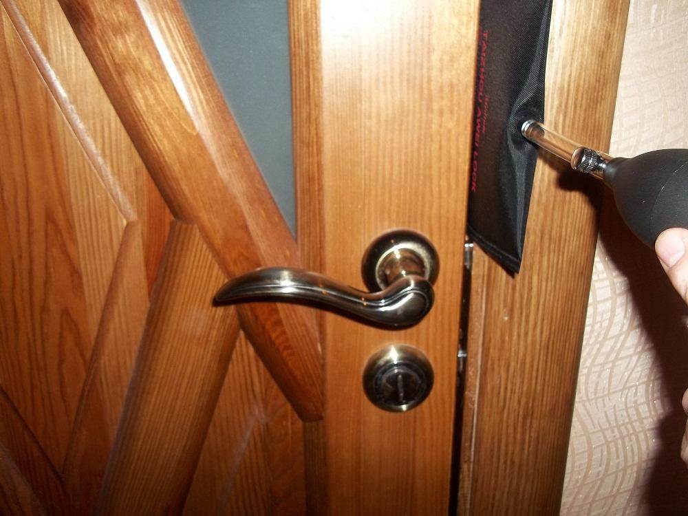 Варианты открытия: снять межкомнатную дверь с петель, замок на ключе и другие