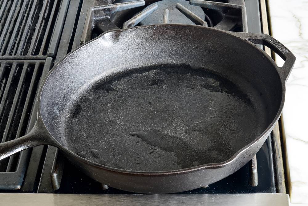 Как и чем прокалить чугунную сковороду перед первым применением