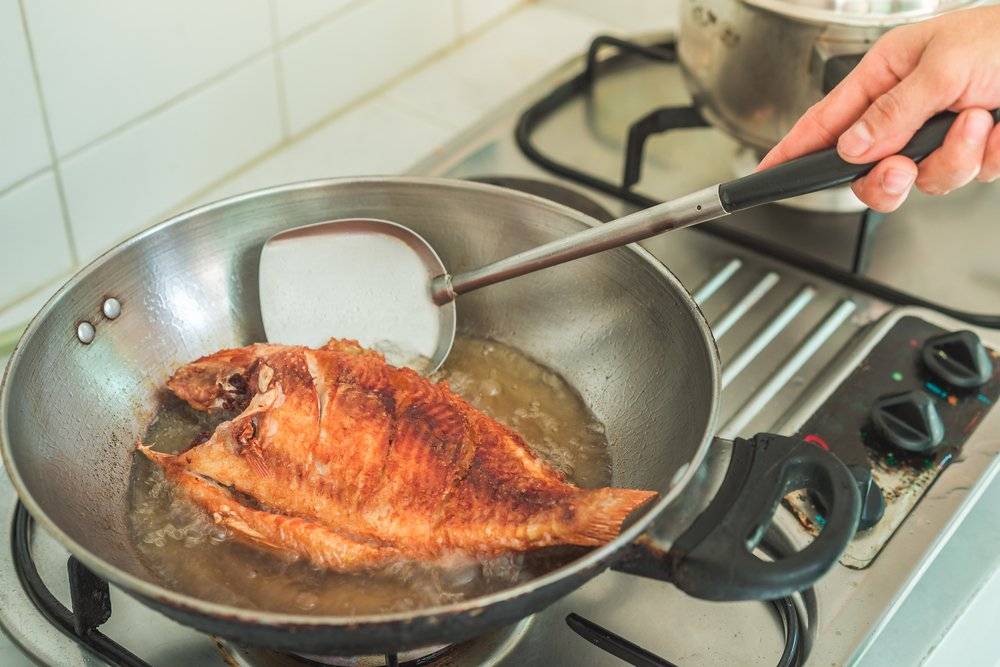 7 способов устранить запах рыбы с посуды