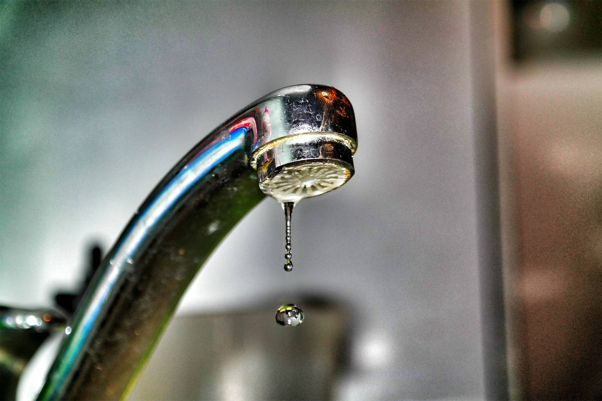 Слабый напор воды в квартире: куда обращаться? — жкхакер