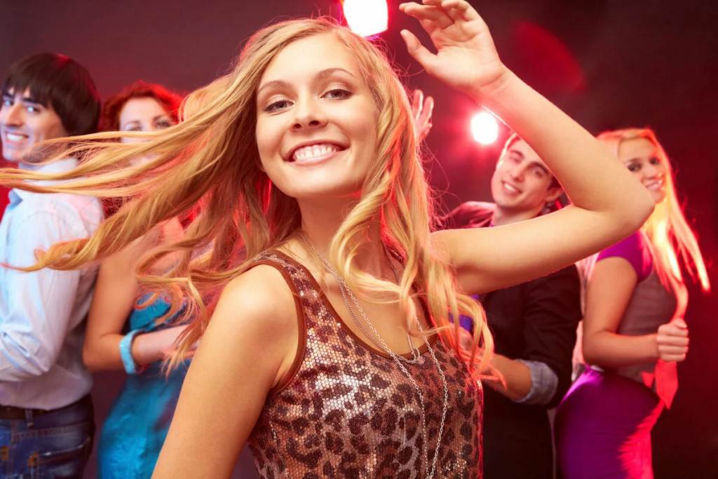 Как научиться танцевать на дискотеке девушке