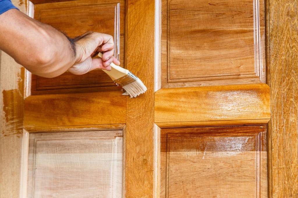 Как помыть деревянные двери: 10 шагов