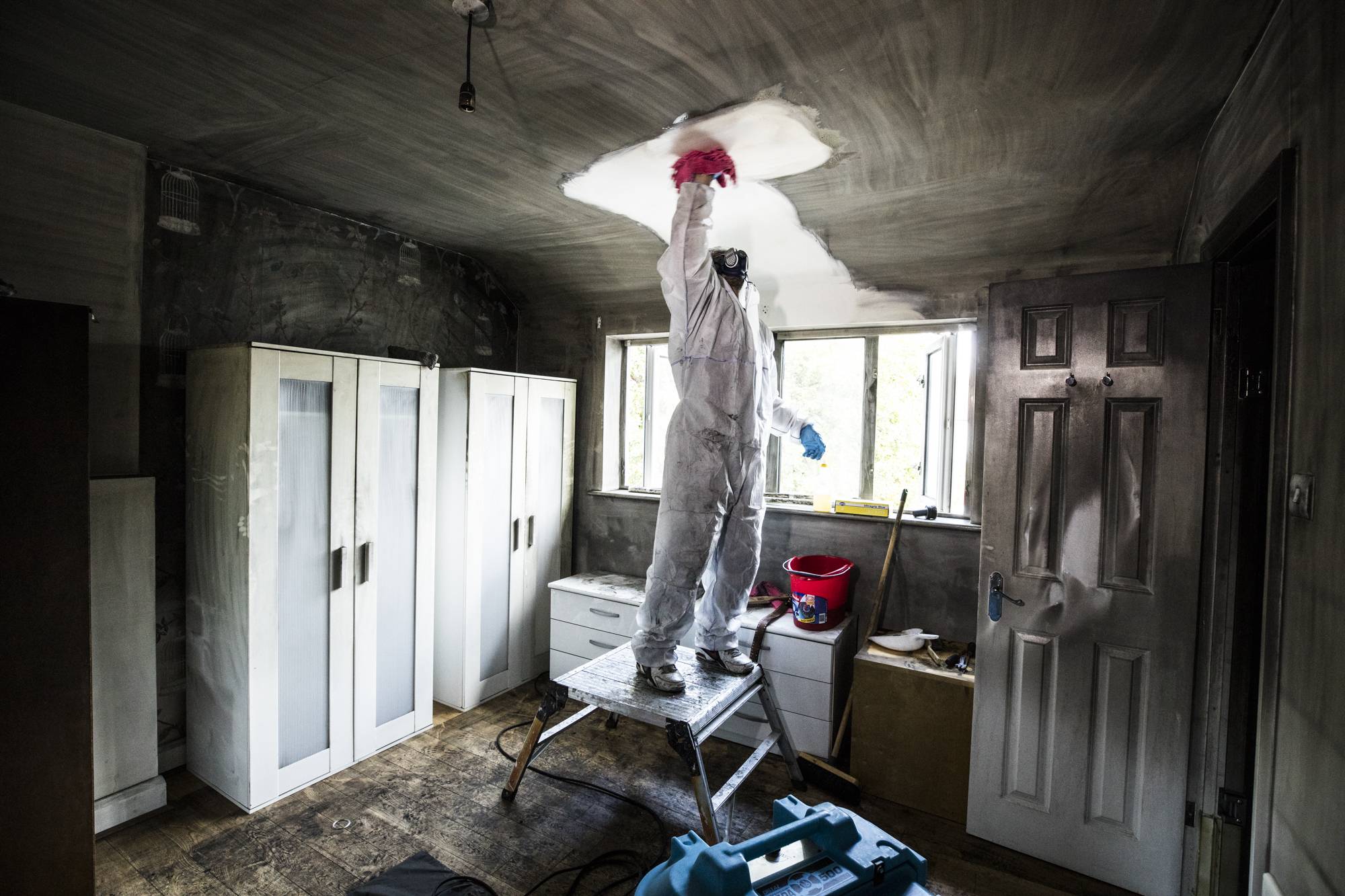 Как избавиться от сажи и дыма – простые способы очистки квартиры после пожара