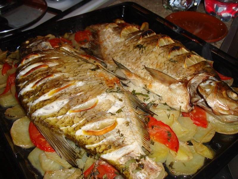 Рыба запеченная в духовке: рецепты приготовления с фото