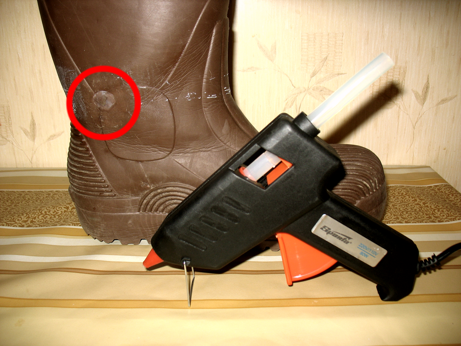 Как можно заклеить силиконовые сапоги. каким клеем лучше приклеить подошву обуви