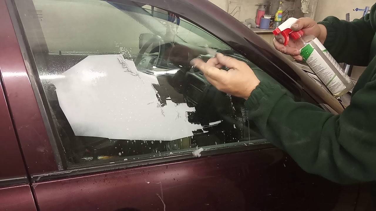 Как убрать клей от тонировки со стекла в автомобиля: инструкция
