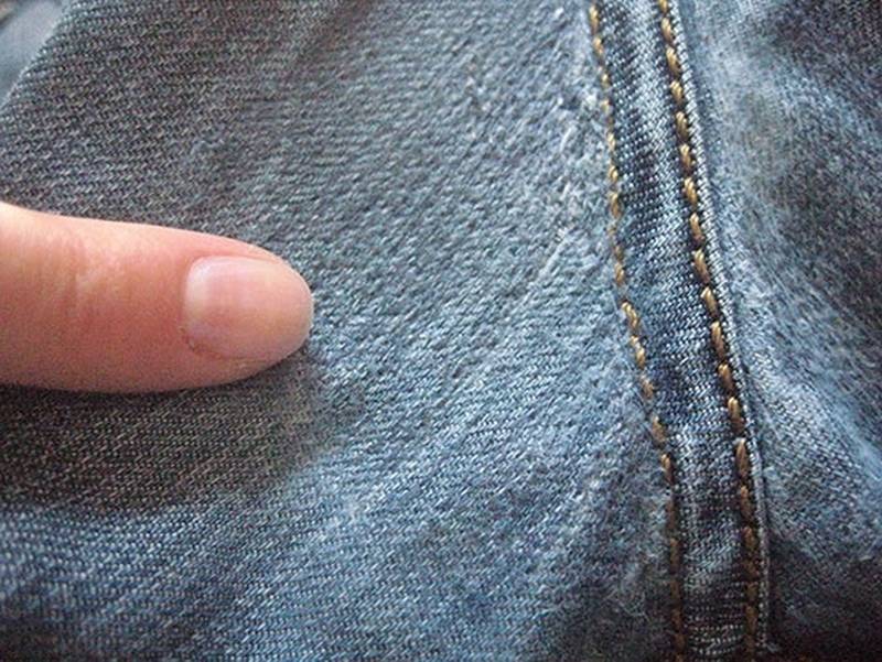 Как починить протертые джинсы между ног: правила ремонта и шитья своими руками