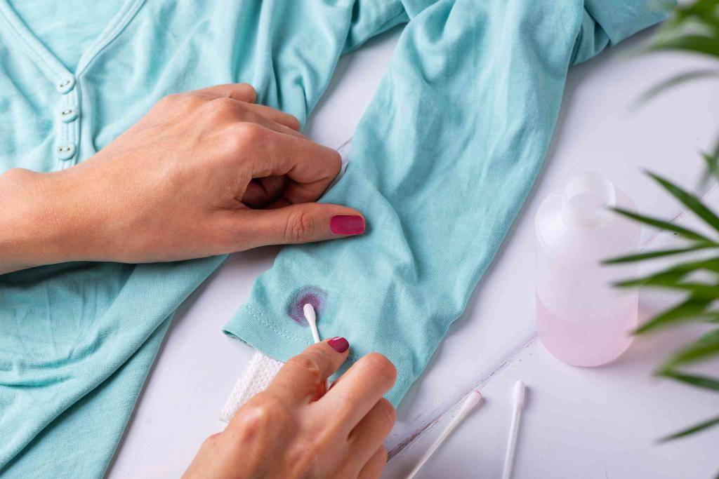 Как вывести лак для ногтей с одежды: чем отстирать с ткани, лучшие способы