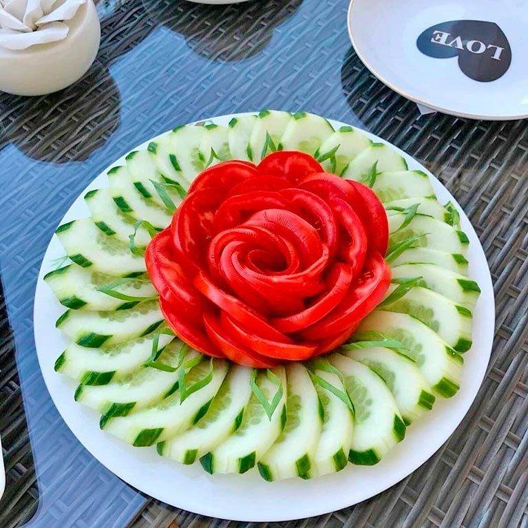 Как красиво нарезать помидоры и огурцы на стол, выложить нарезку (+фото пошагово)