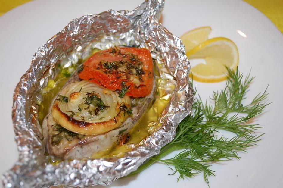 Рыба запеченная в духовке в фольге с лимоном рецепт с фото