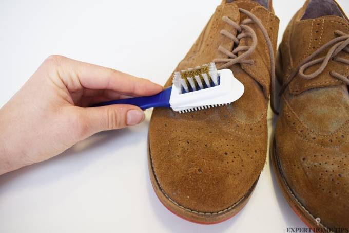 Почистить замшевую обувь можно при помощи нашатырного спирта