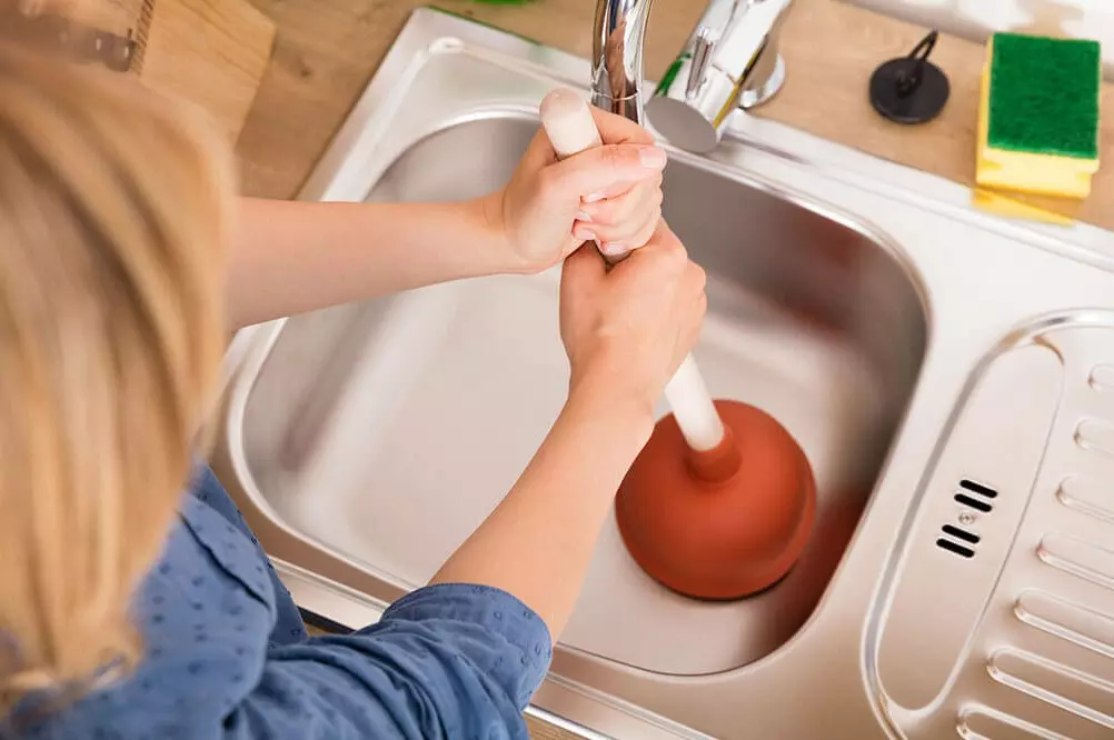 Как прочистить засор в раковине на кухне в домашних условиях: инструменты, химические и подручные средства