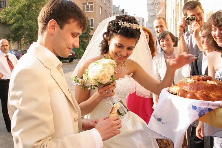 Как благословить молодых перед свадьбой: кто должен благословить, какой иконой, что нужно говорить, благословляя молодых, когда и где это делать?