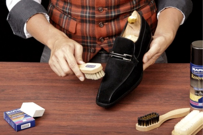 Как ухаживать за лакированной обувью: чем чистить лаковые ботинки, каким способом убрать царапины и вернуть блеск, правила ежедневного ухода