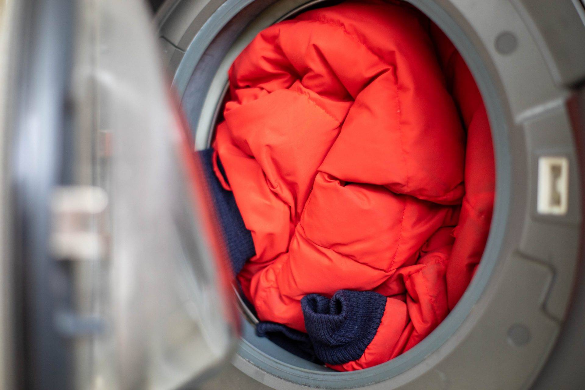 Как правильно стирать синтепоновое одеяло в стиральной машине, вручную