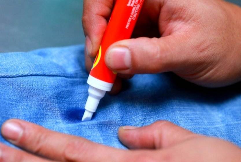 Как быстро вывести пятно от шариковой ручки с одежды