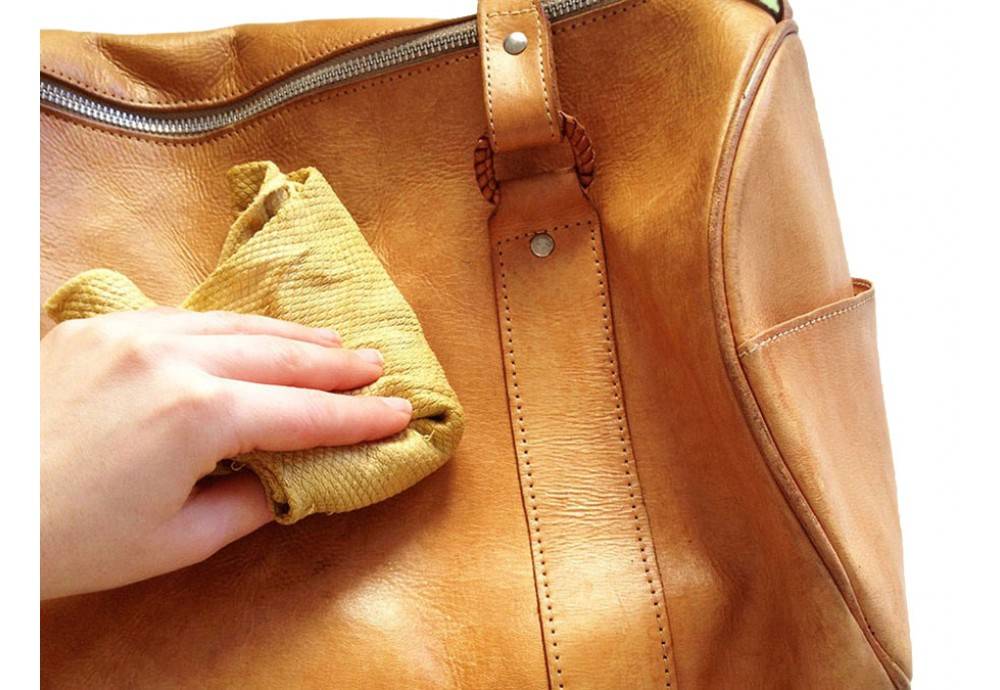 Как разгладить кожаную куртку в домашних условиях, можно ли ее гладить утюгом или отпаривать, как погладить изделие из кожзаменителя и фото