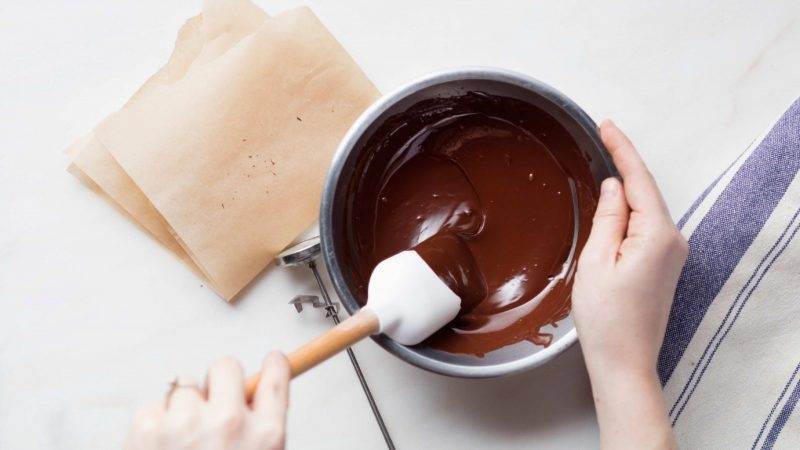 Самый простой способ темперировать шоколад в домашних условиях| the cake school (ольга шлычкова кондитер)