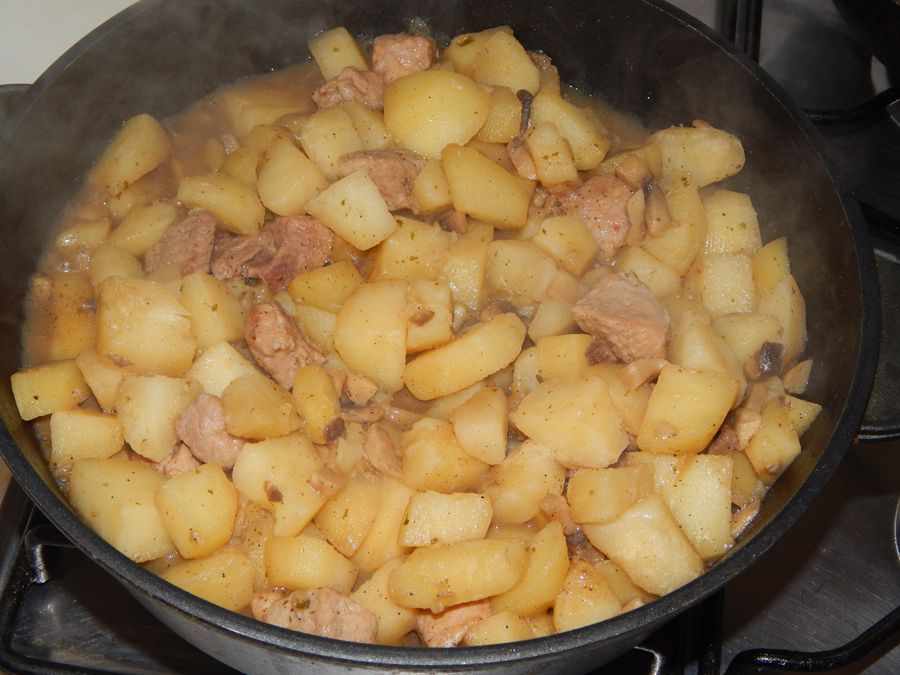 Тушеная картошка с мясом в сковороде рецепт. Картошка с мясом. Картошка с мясом на сковороде. Тушёная картошка с мясом в сковороде. Картошечка с мясом на сковороде.