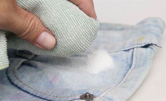 Чем отстирать жирное пятно на джинсах в домашних условиях: проверенные народные рецепты и средства бытовой химии