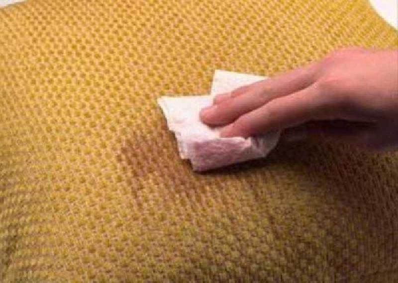 Как вывести запах пота с дивана в домашних условиях