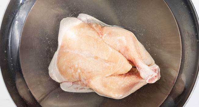 Как быстро разморозить курицу: в микроволновке или без нее, куриную грудку или филе в духовке