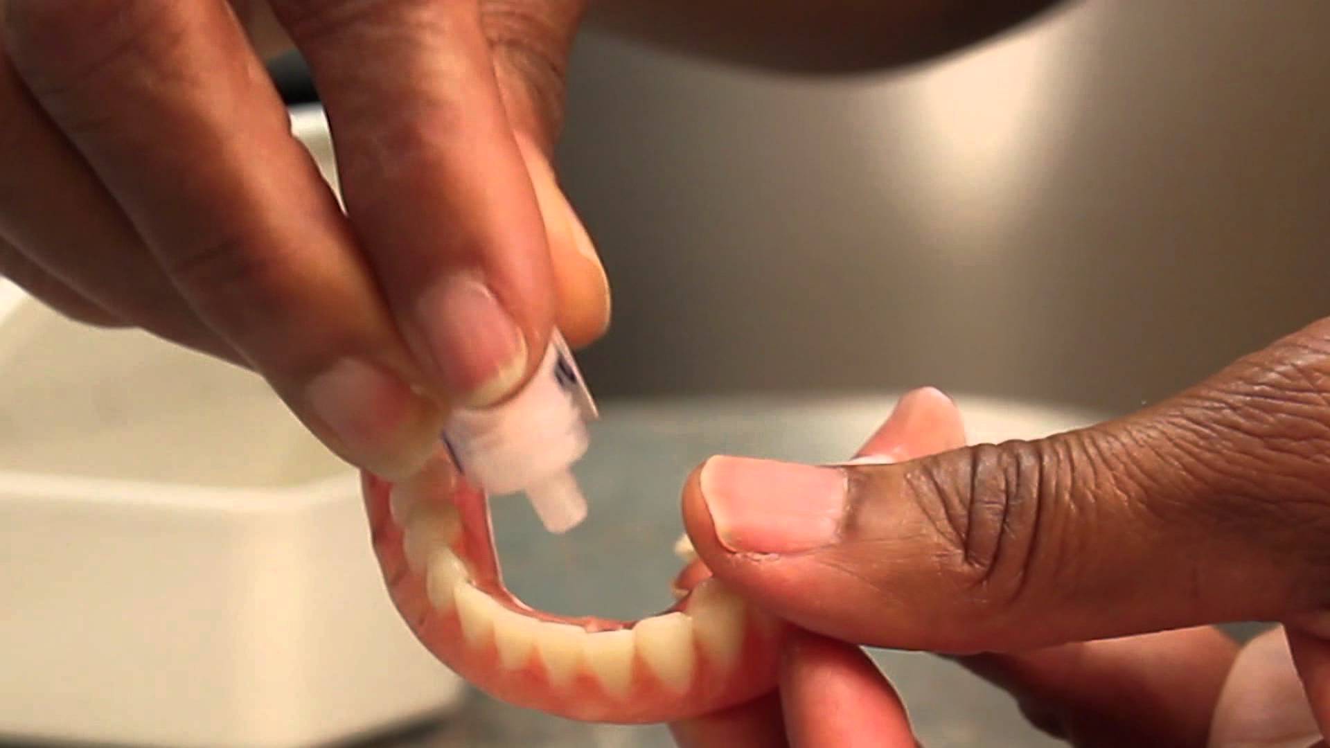 Какой клей лучше использовать в домашних условиях для зубных протезов из пластмассы, как склеить мост, если он лопнул?